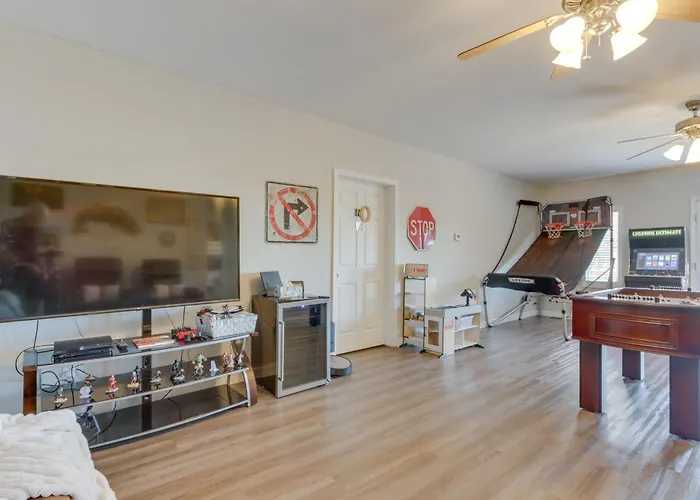 Beaver Lake Home W/ Game Room, Boat Slip & Views!